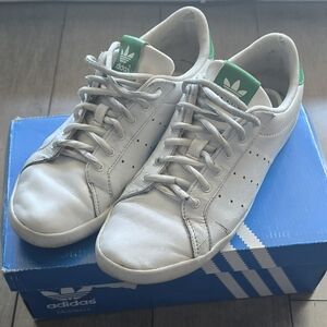 PREWONED ADIDAS WOMANS STAN SMITH SIZE 6.5B.  See Pics